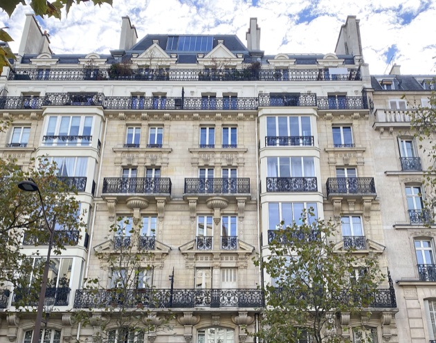 Immeuble haussmannien à Paris, appartement avec vue sur la Tour Eiffel