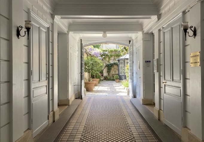 Appartement à Paris 18e, entrée sur cour arborée sans vis-à-vis