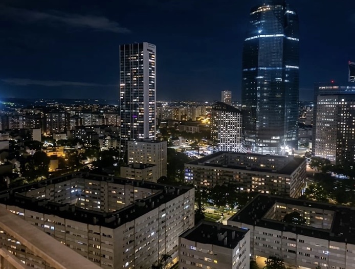 Vue de nuit sur La Défense depuis le balcon de l'appartement